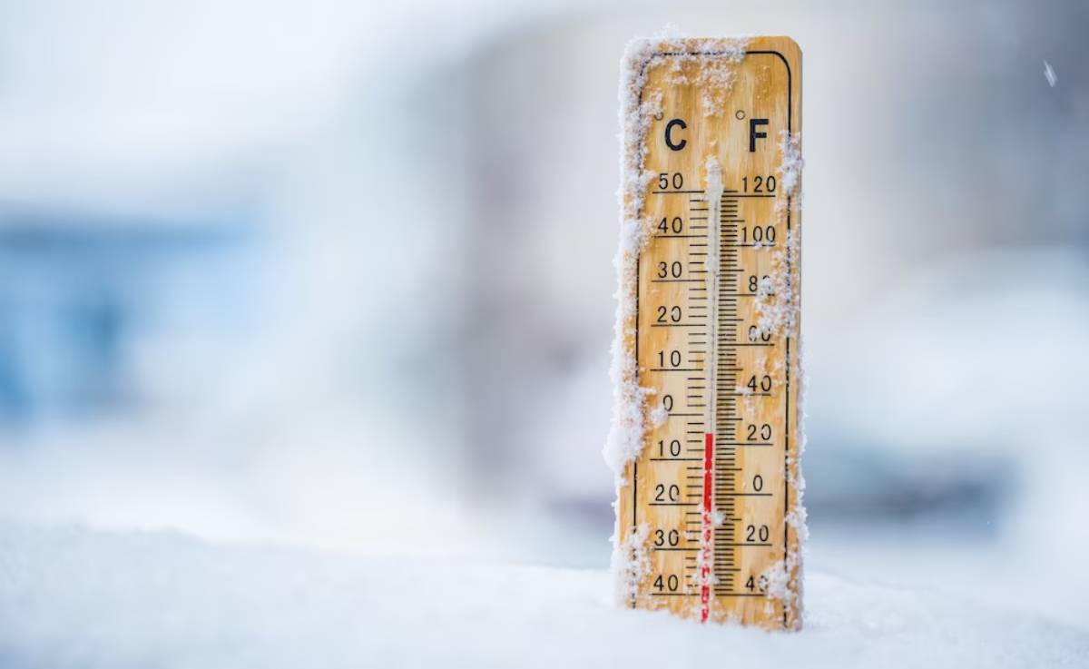 Thermometer in snow showing cold temperatures, with Celsius and Fahrenheit scales.